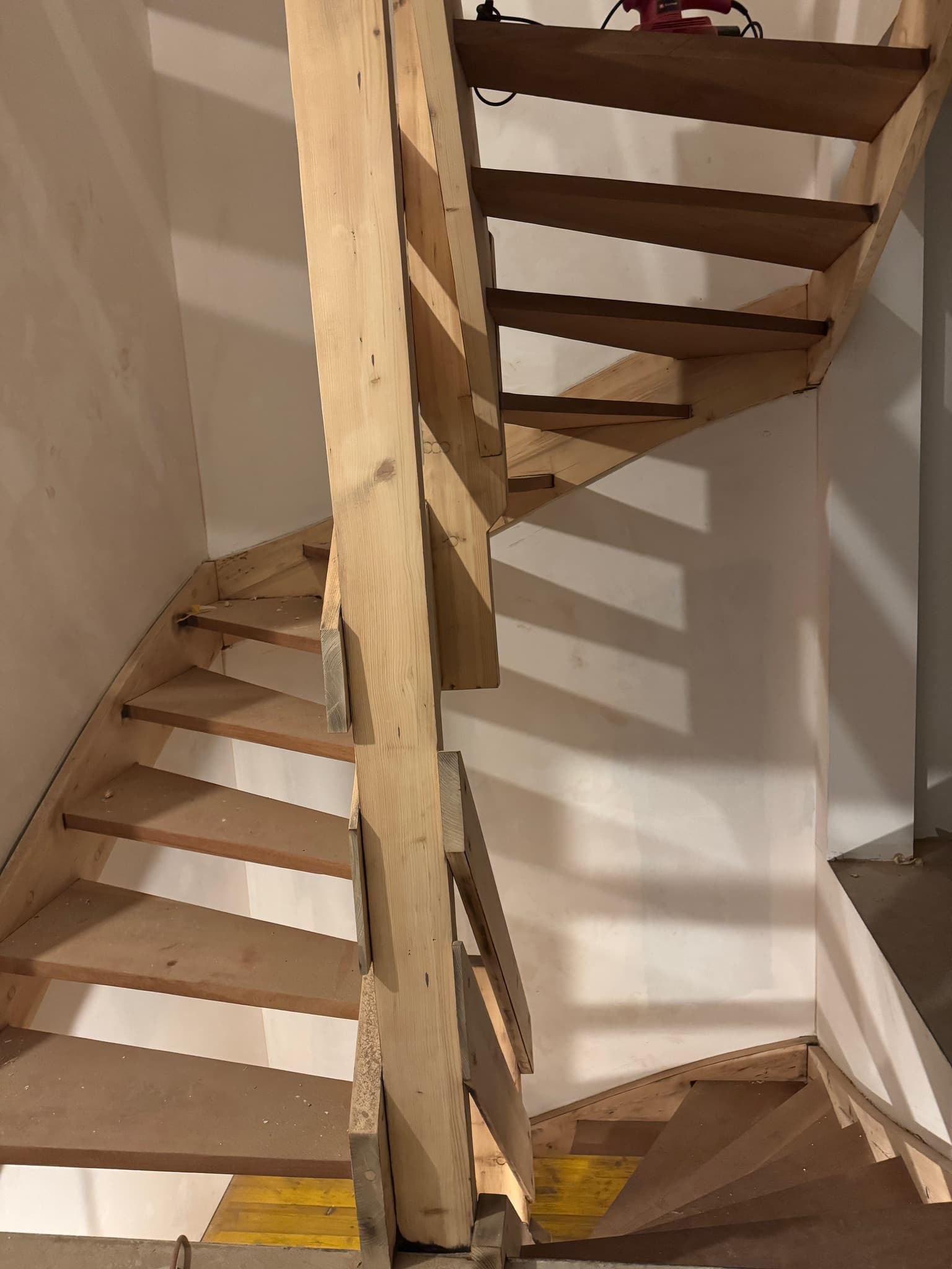 Treppenstufen / Geländer aufbereiten und schwarz einlassen